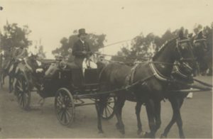 La carroza transporta a Alberto Phillips Huneeus, Intendente de Valparaíso