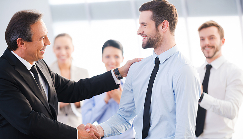 empleador contento con trabajador