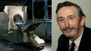 Escáner de tomografía computarizada (CT) junto a un retrato de Godfrey Newbold Hounsfield, inventor británico del escáner CT, galardonado con el Premio Nobel por su innovación médica.