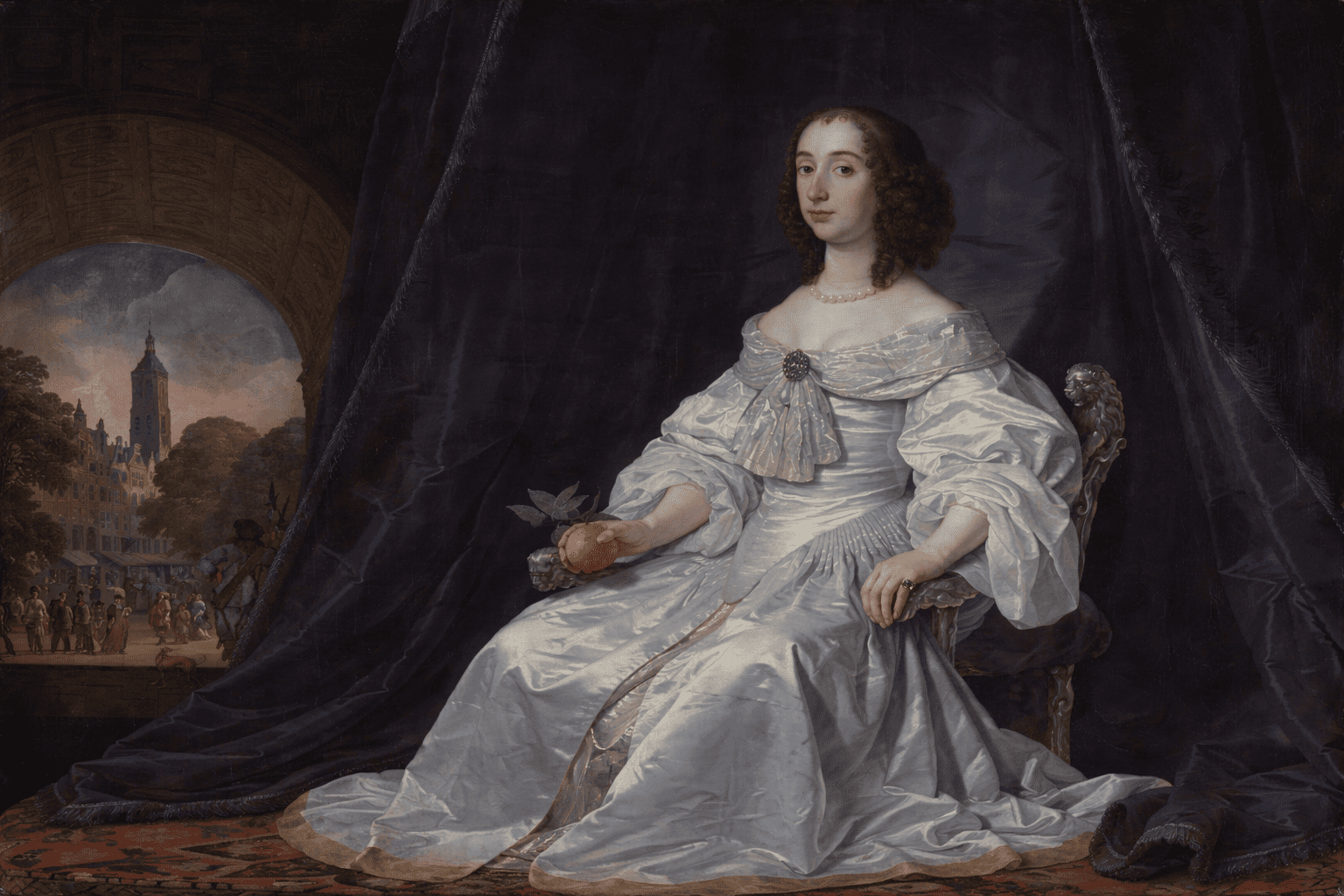 Retrato barroco en formato horizontal de una mujer noble sentada, con vestido de satén blanco y collar de perlas, sosteniendo una naranja; fondo con cortinajes oscuros y una escena urbana visible a través de un arco, iluminación suave y composición elegante.