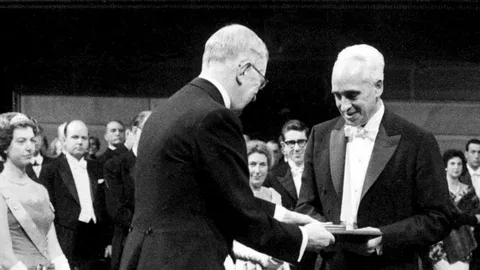Científico Severo Ochoa recibiendo el Premio Nobel