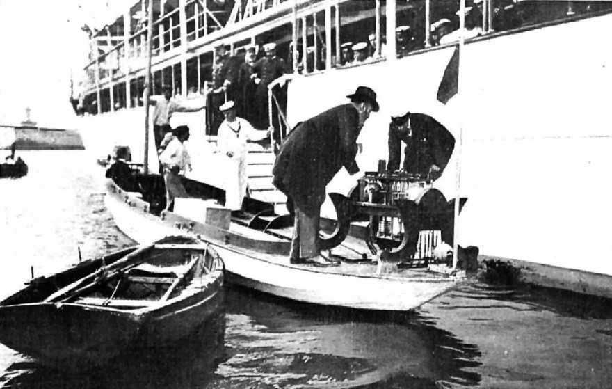 Fotografía histórica en blanco y negro de Leonardo Torres Quevedo realizando una demostración de su invento, el telekino, considerado precursor del control remoto.