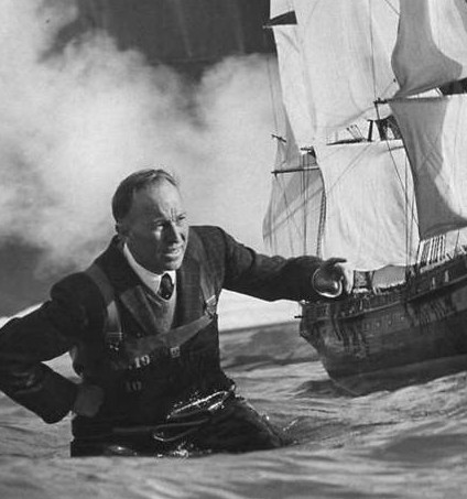 Fulton, John P.en escenario con barco detrás