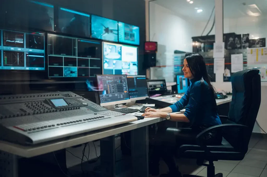 Mujer en sala de medios