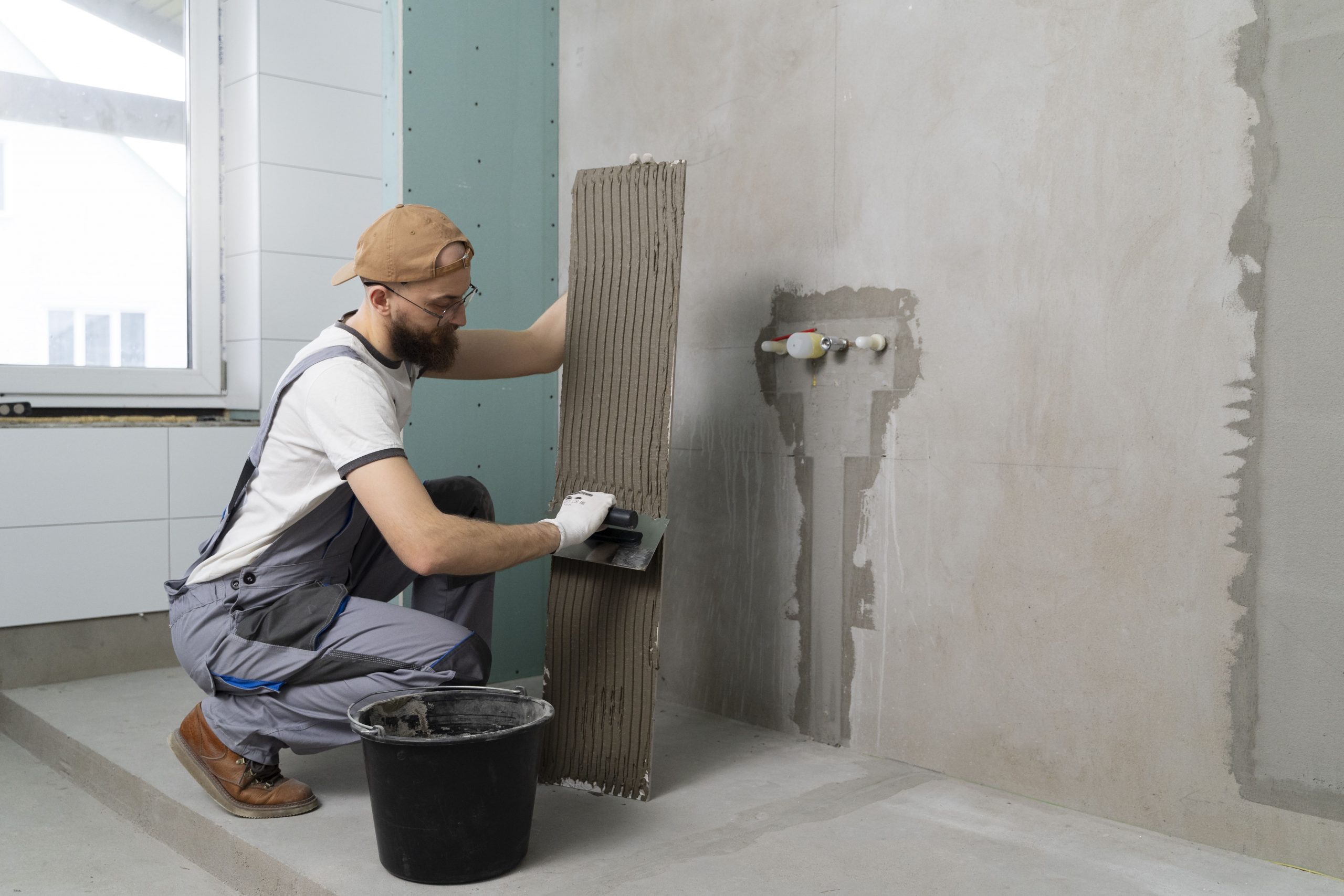 tiler-trabajando-en-la-renovacion-del-apartamento