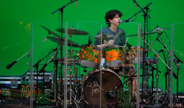 Pablo Narea tocando la batería