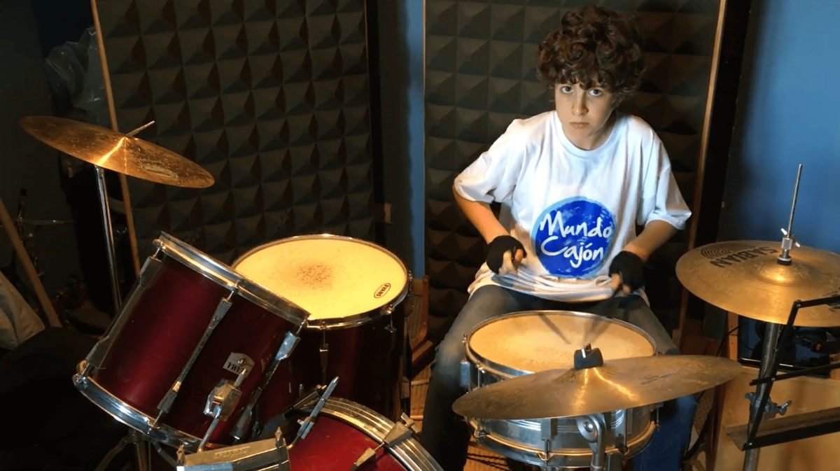 Pablo Narea tocando la batería siendo niño