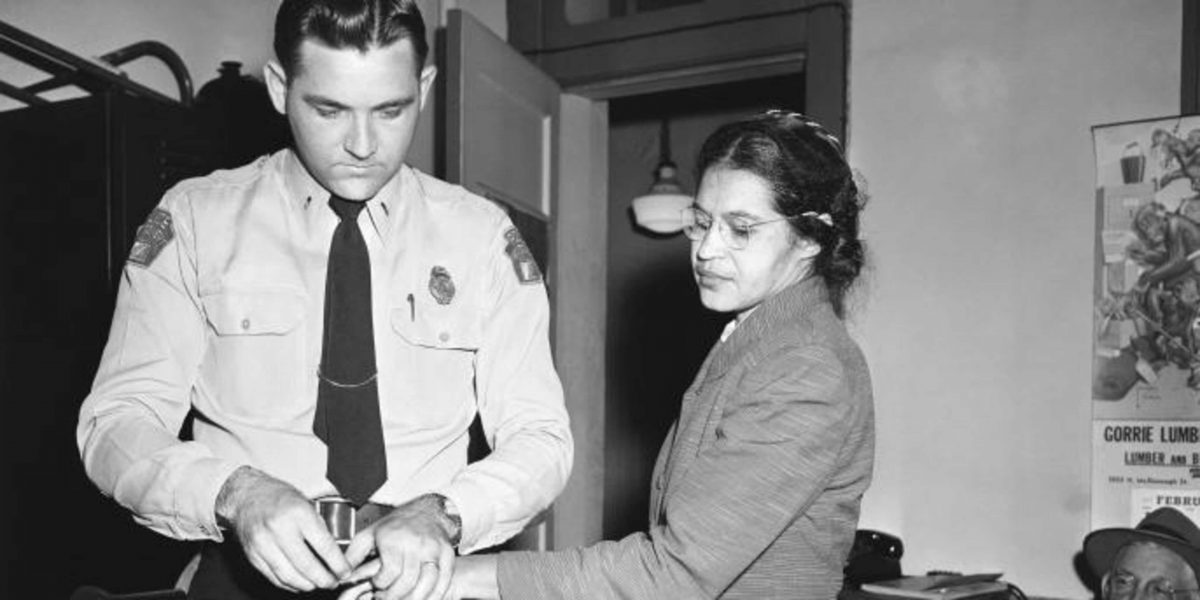 Rosa Parks siendo fichada por un oficial de policía en 1955, poco después de su detención por negarse a ceder su asiento en un autobús en Montgomery