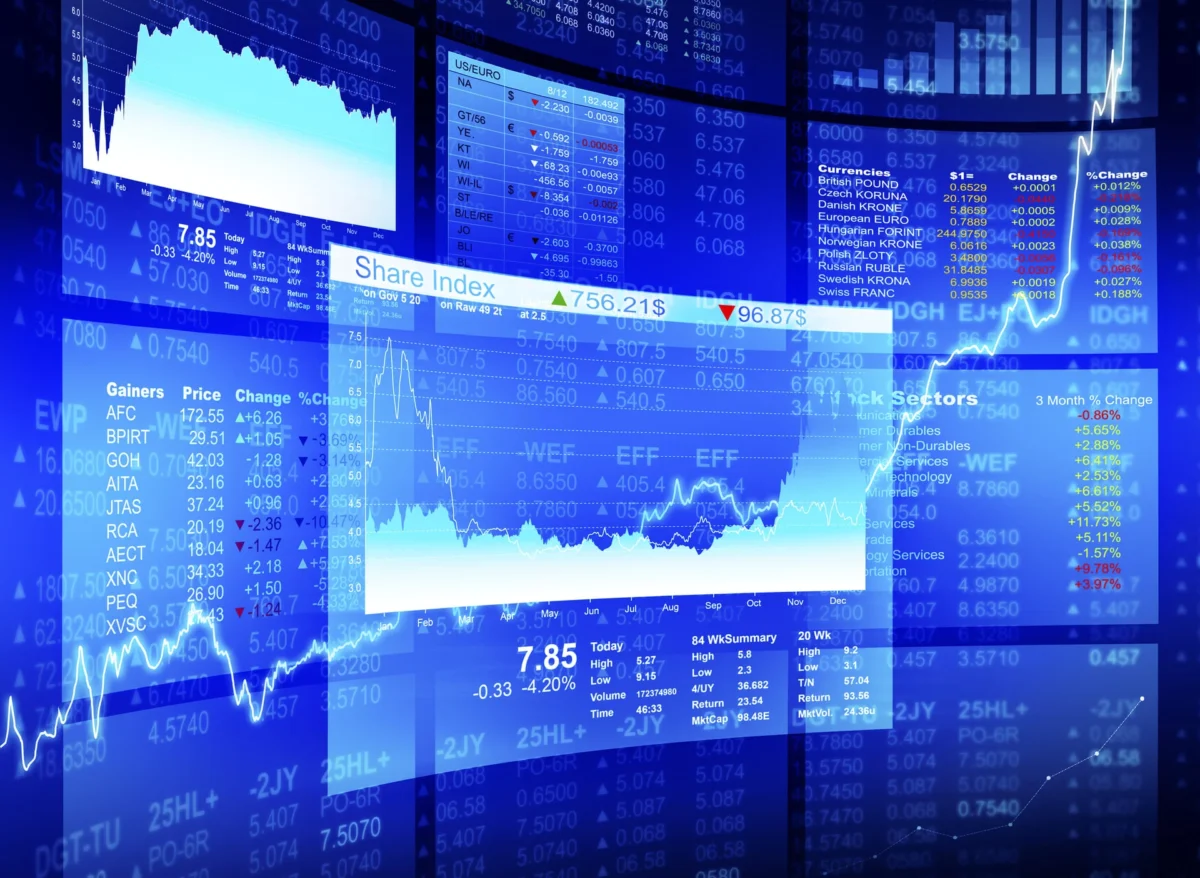 Panel digital con gráficos bursátiles, índices de acciones y cotizaciones de divisas, mostrando la evolución de los mercados financieros en tiempo real.