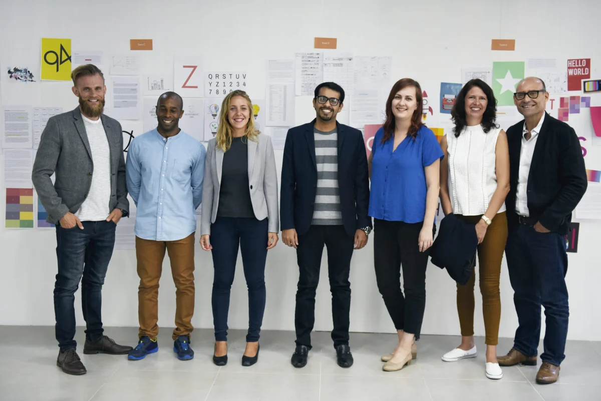 Equipo multicultural de profesionales sonriendo en una oficina moderna