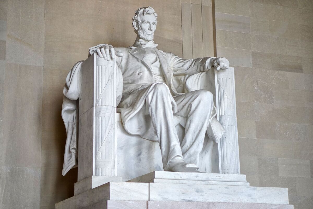 Estatua de Abraham Lincoln sentado en el monumento Lincoln Memorial en Washington D. C., dedicada al presidente estadounidense