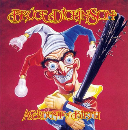 Portada del álbum Accident of Birth (1997) de Bruce Dickinson ilustrada por Derek Riggs con el bufón macabro sosteniendo un bate con clavos sobre fondo rojo