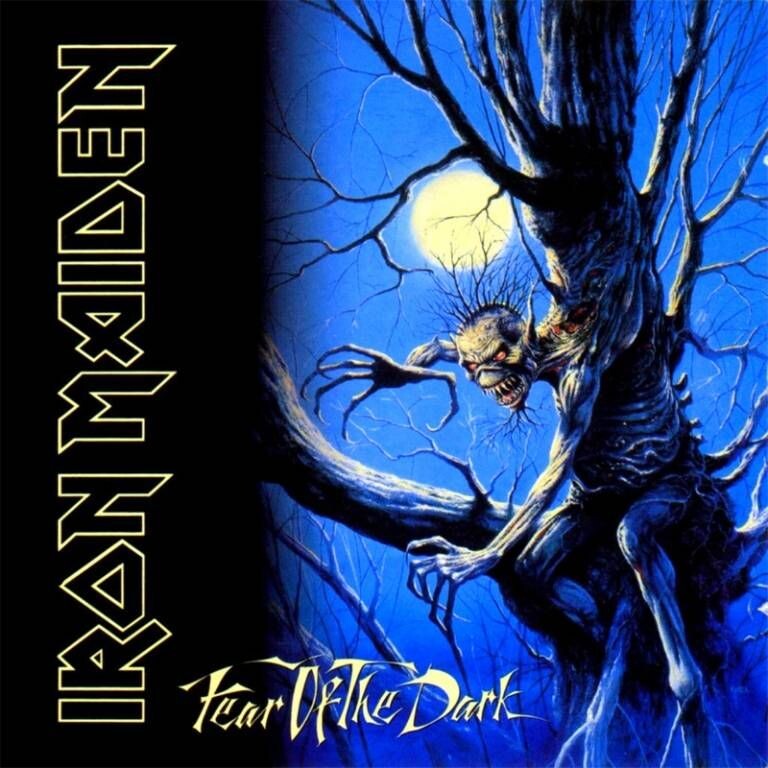 Portada del álbum Fear of the Dark de Iron Maiden con Eddie transformado en una criatura demoníaca acechando desde un árbol bajo la luz de la luna.