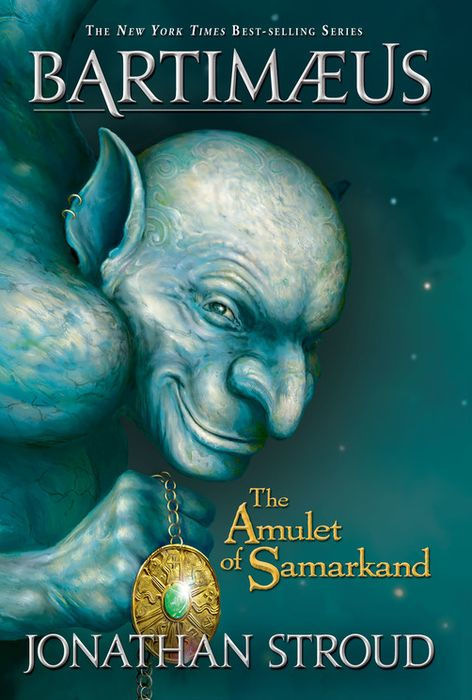 Portada de The Amulet of Samarkand de Jonathan Stroud con el djinn Bartimaeus sosteniendo el amuleto mágico.