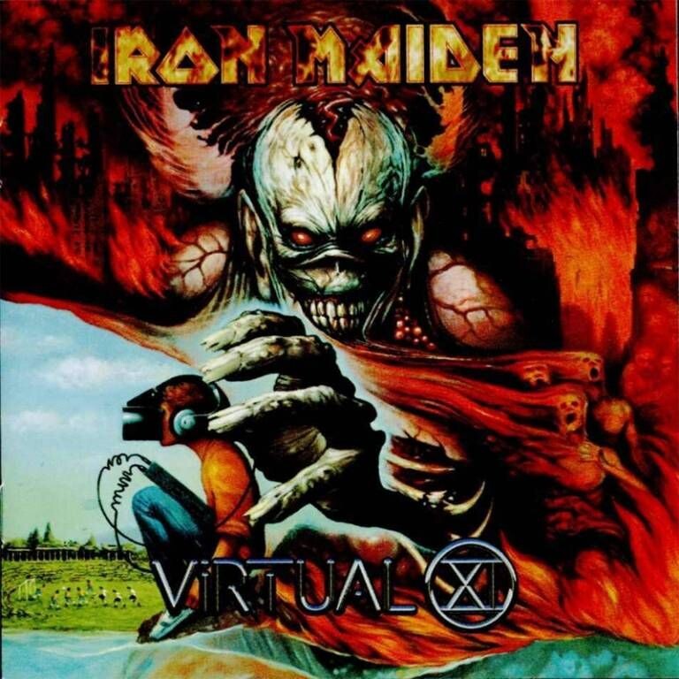 Portada del álbum Virtual XI de Iron Maiden con Eddie como una gigantesca figura demoníaca manipulando a un jugador de fútbol dentro de un mundo virtual.