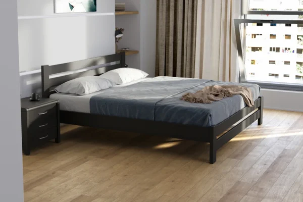 Cama de madera negra en dormitorio moderno con ropa de cama gris, mesilla a juego y luz natural entrando por la ventana.