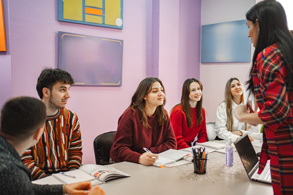 profesora en frente de alumnos en clase