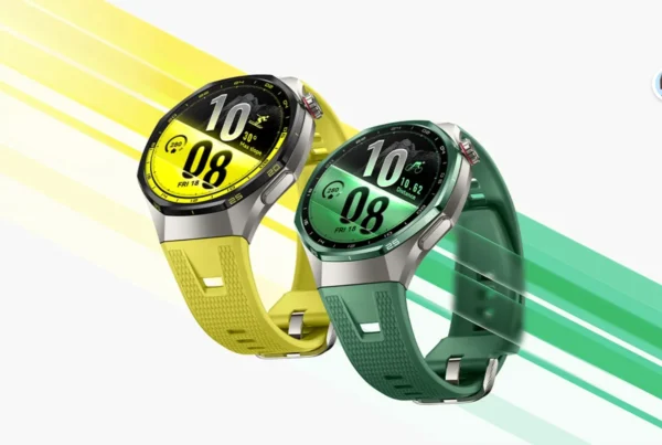 Dos relojes inteligentes deportivos con correas amarilla y verde y pantallas digitales con datos de actividad física.