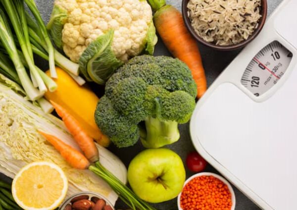 Alimentos saludables y verduras frescas para una alimentación equilibrada