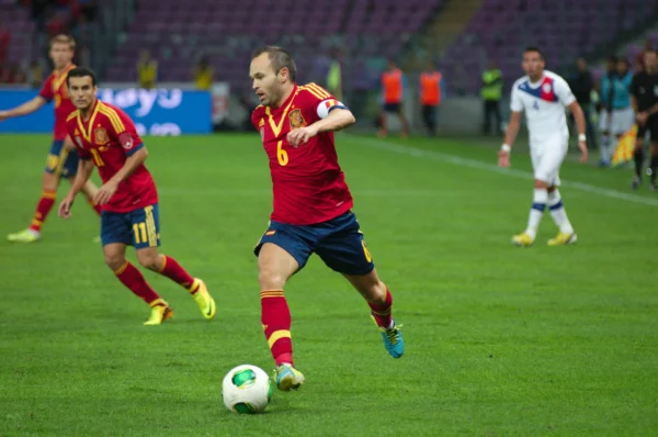 Andrés Iniesta conduciendo el balón con la selección española durante un partido internacional