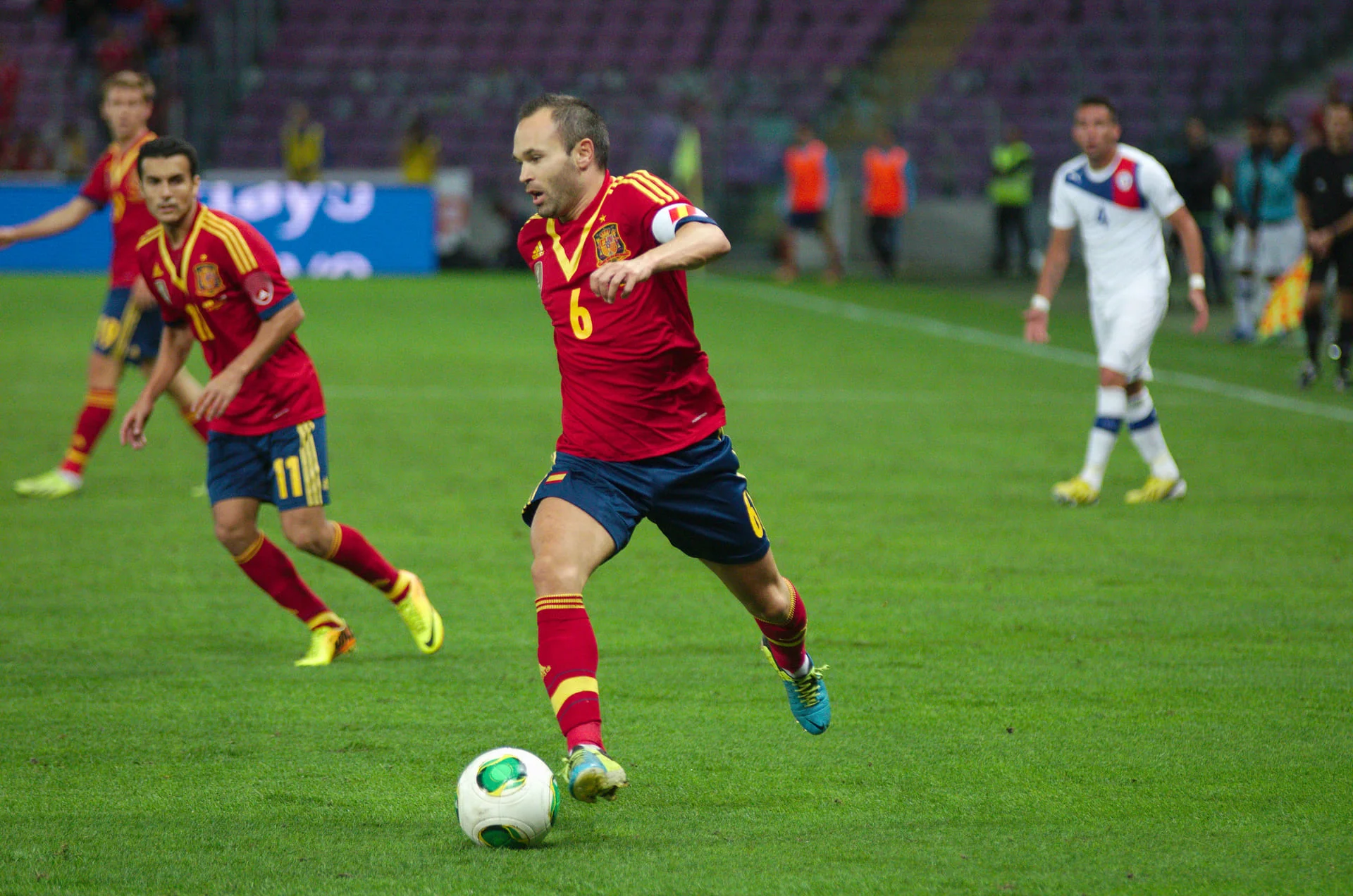 Andrés Iniesta conduciendo el balón con la selección española durante un partido internacional